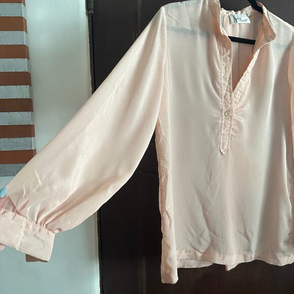 70s Vintage NEIL'S APPAREL | PInk Crinkle Silky Popover W/ Pleat Back | Size 10 - Picture 2 of 6